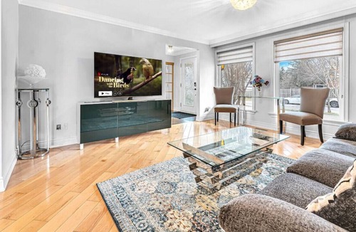 Erin Mills House | Modern 3BR Home w KING bed WFH setup and Parking