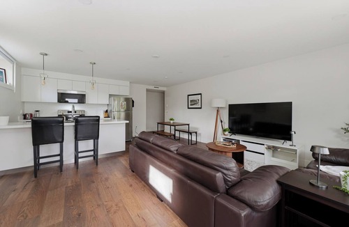 Riley Park-Little Mountain House | Modern 3BR QE Park & 7-Min Walk to SkyTrain