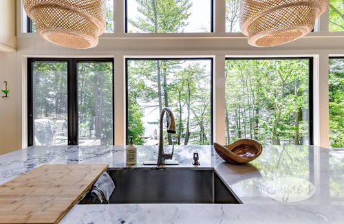 Muskoka Lakes Cottage | Modern 4 bed 3 bath cottage on Lake Muskoka. Sleeps 10!