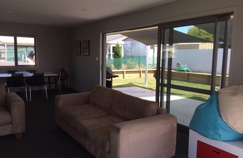 Twizel House | Modern 4 bedroom, 2 bathroom holiday home. Unlimited wifi