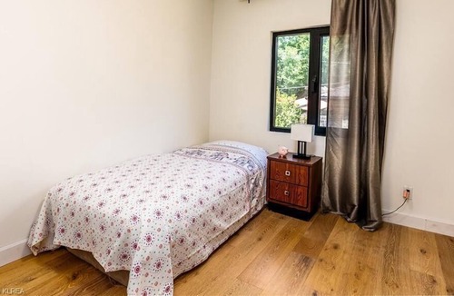 Dunsford Cottage | Modern 4 bedroom cottage with high speed internet and Central AC