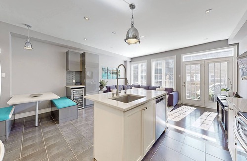 Vaughan House | Modern 4-Bedroom Townhouse – Near Wonderland, Vaughan Mills & Hospital