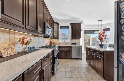 Durham Region House | Modern 4BR Retreat w/Hot Tub & Style | Central Oshawa Getaway