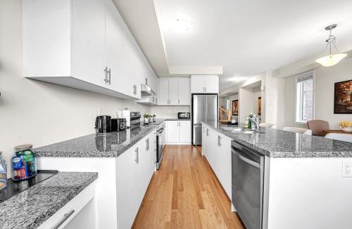 Burlington House | Modern 5 Bed Home Near Burlington Pier, Downtown, Hospital, GO