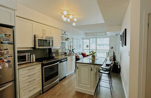 Old Town Apartment | Modern and cozy apartment perfect for working remotely in Downtown Toronto nn