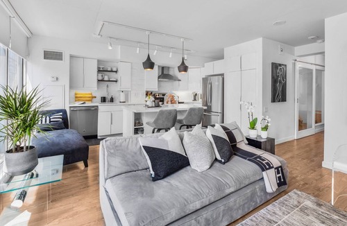 St. Lawrence Apartment | Modern and Luxurious Condo in the Downtown Core