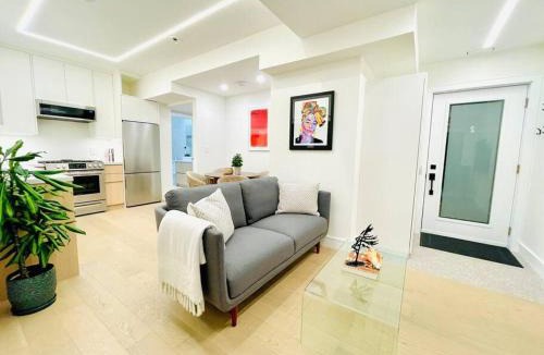 Upper Beaches Apartment | Modern Apartment Close To The Beach with Parking