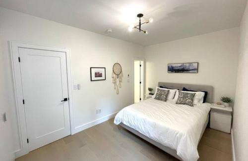 Upper Beaches Apartment | Modern Apartment Close To The Beach with Parking