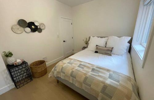 Upper Beaches Apartment | Modern Apartment Close To The Beach with Parking