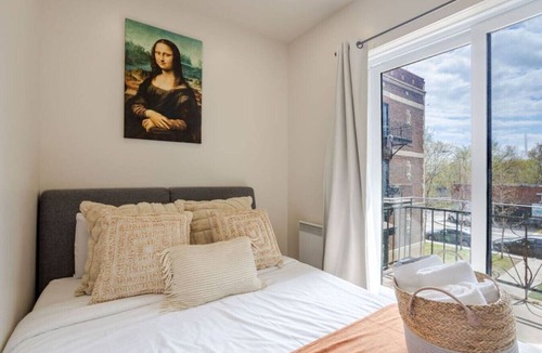 Cote-Des-Neiges—Notre-Dame-De-Grace Apartment | Modern Apartment in Montréal