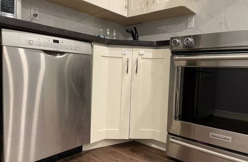 Mississauga Apartment | Modern bsmt apmt | King & sofa bed | Free parkingn