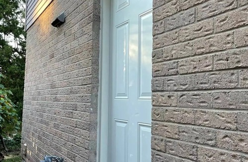 Mississauga Apartment | Modern bsmt apmt | King & sofa bed | Free parkingn