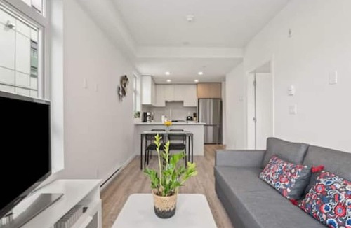 Surrey Apartment | Modern Central 1BR condo, Surrey