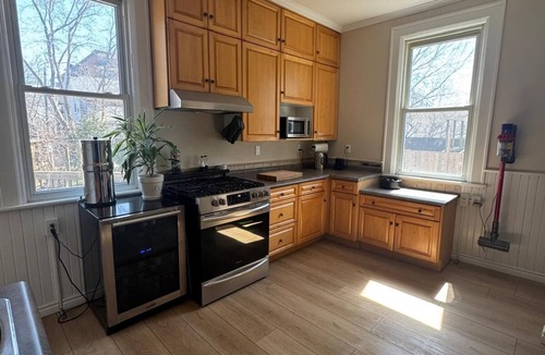 Sarnia House | Modern Century Home. Walk Downtown. 10 mins to Beach