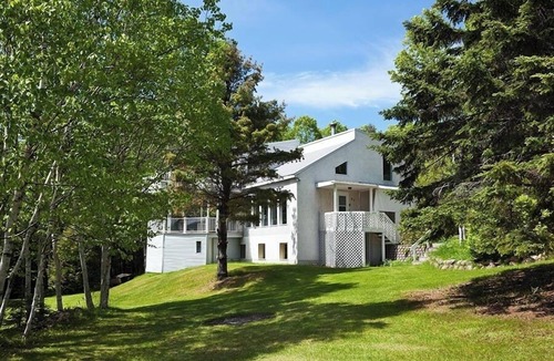 Baie-St-Paul House | Modern chalet inviting relaxation