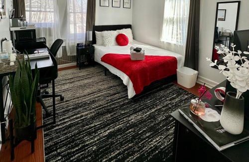 Hicksville House | Modern Chic CoCo Chanel Inspired * Biz Friendly * Close To All