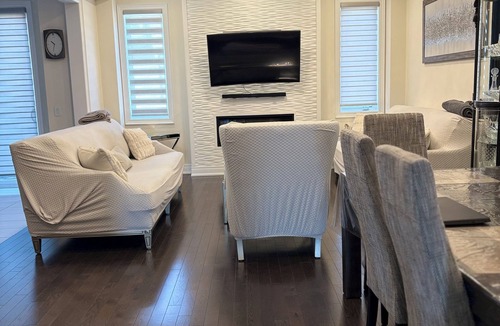 East Gwillimbury House | Modern, Clean place, Free Parking, Quiet Area, New! Super Clean Stay, Near Parks