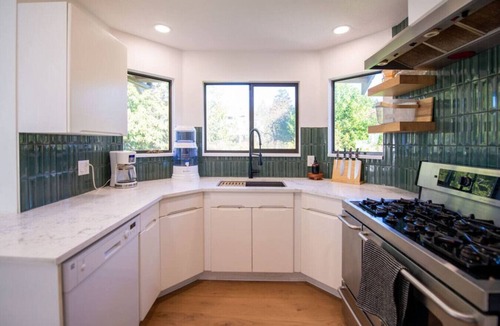 West Sechelt House | Modern Coastal Retreat | 1 Block To The Ocean