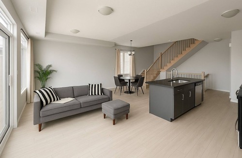 Durham Region House | Modern Comfort in Oshawa's Quiet Suburbsn(Sleeps up to 8)