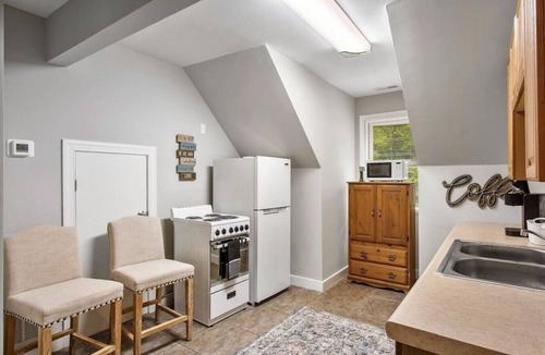 North Chesterfield House | Modern Comforts, Classic Charm: Neighborhood Gem