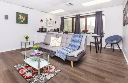 Centretown West Apartment | Modern Condo - Chinatown Close to Little Italy