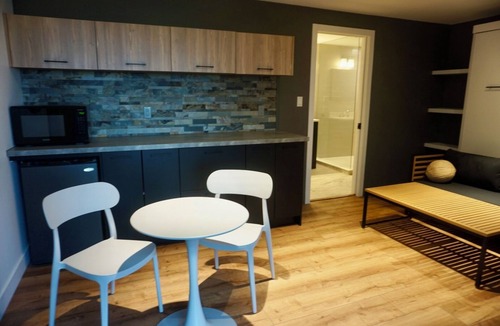 Bewdley Cottage | Modern cottage at Rice Lake with breathtaking sunset views
