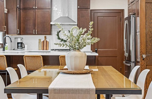 East Harriet Apartment | Modern Craftsman - East Harriet - 3 min to Lakes
