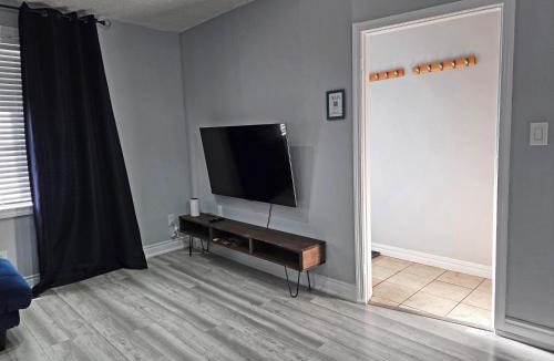 Old East York Apartment | Modern East York Retreat 20 mins to DT Toronto