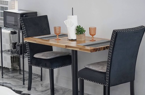 South Baltimore Hotel | Modern Fed Hill studio: steps to pubs/city vibes!