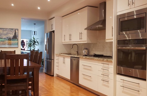 The Beaches House | Modern in quiet residential street 7 minutes walk to the boardwalk Lake Ontario