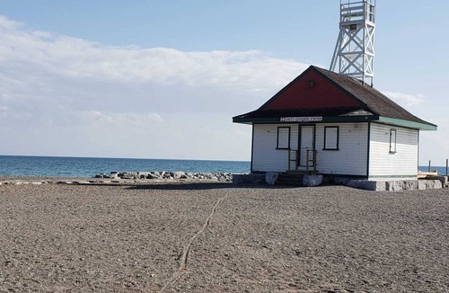 The Beaches House | Modern in quiet residential street 7 minutes walk to the boardwalk Lake Ontario