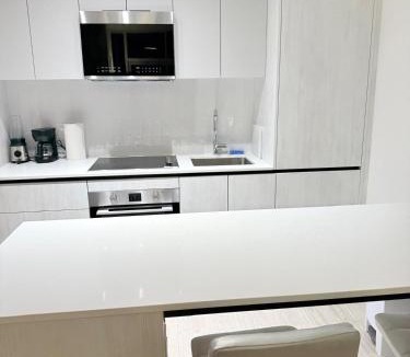 Central Erin Mills Apartment | Modern & luxurious Condo with Parking, Erin Mills Area