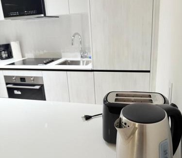 Central Erin Mills Apartment | Modern & luxurious Condo with Parking, Erin Mills Area