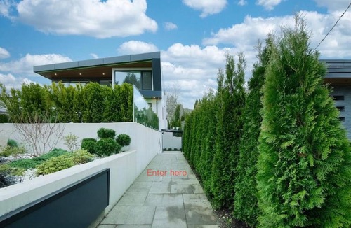Dundarave House | Modern Mountain View Villa