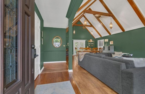 Murfreesboro House | Modern Murfreesboro Retreat Sleeps 8