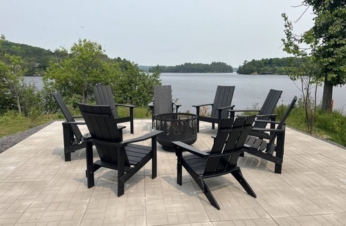 Huntsville House | Modern Muskoka Getaway on Fairy Lake- Hot Tub, Pool Table, Fire Pit!