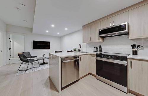 Northwest Calgary House | Modern & Relaxing Suite - Full Kitchen - King Bed + 2 Twin Beds - Pet Friendly!