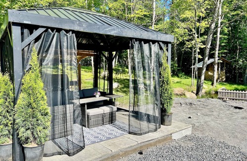 Bracebridge Cottage | Modern/Rustic Home on 8 Acres forest *HOT TUB*