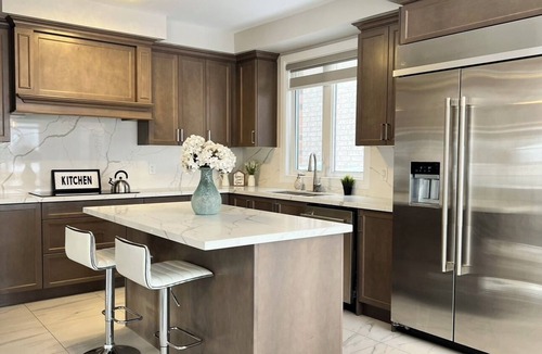 Brampton House | Modern Spacious 4-bedroom house with WiFi, AC in Brampton