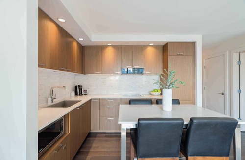 Yaletown Apartment | Modern Studio Suite in Yaletown w/Access to Pool