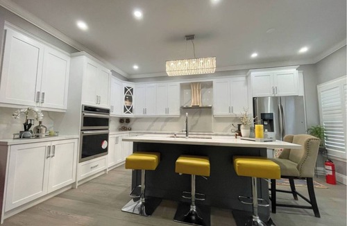 Churchill Meadows House | Modern & Stylish Fully Furnished 5 Bedroom Home