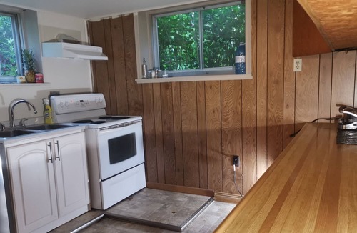 Grafton Apartment | Modern Stylish One-Bedroom Apartment Near Lake: 60 Minutes from Toronto