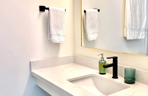 Port Hope Apartment | Modern suite (2 Queens) on the River