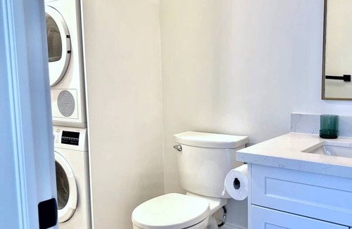 Port Hope Apartment | Modern suite (2 Queens) on the River