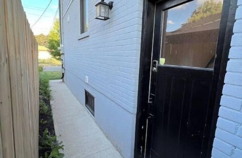 Eringate House | Modern Suite near Pearson Airport. Sleeps 1-4