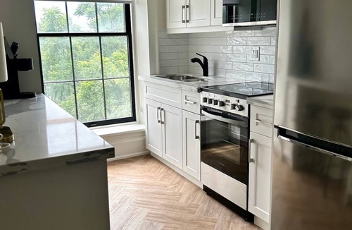 Port Hope Apartment | Modern Suite on the River