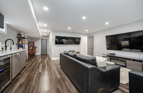 Vaughan House | Modern Townhouse in quiet neighbourhood w/Basement Arcade and Outdoor Hot-tub