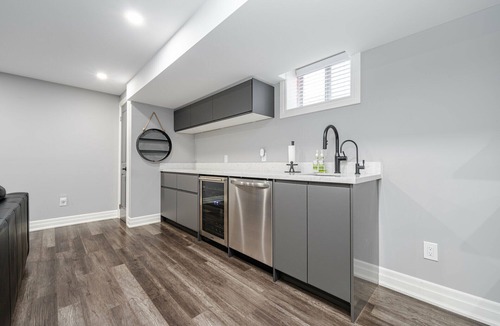 Vaughan House | Modern Townhouse in quiet neighbourhood w/Basement Arcade and Outdoor Hot-tub