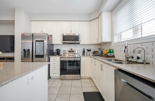 Vaughan House | Modern Townhouse in quiet neighbourhood w/Basement Arcade and Outdoor Hot-tub