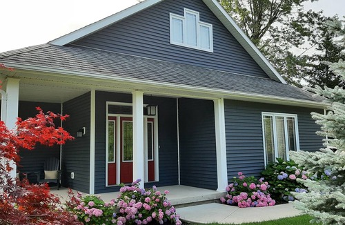 Dashwood House | Modern Tranquil Cottage; 2 minutes walk to semi-private quiet beach